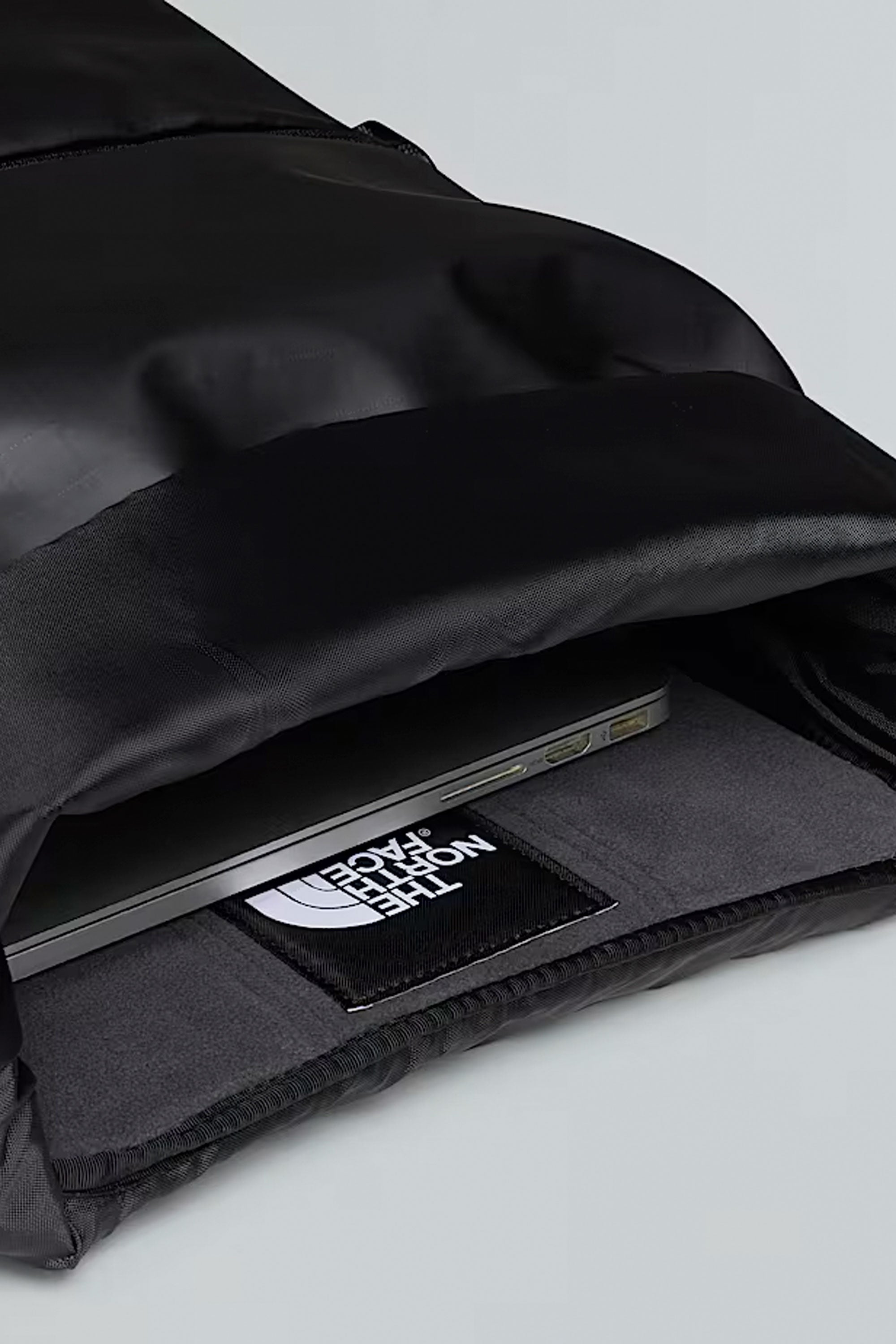 THE NORTH FACE - BASE CAMP VOYAGER ROLLTOP BACKPACK - 25L