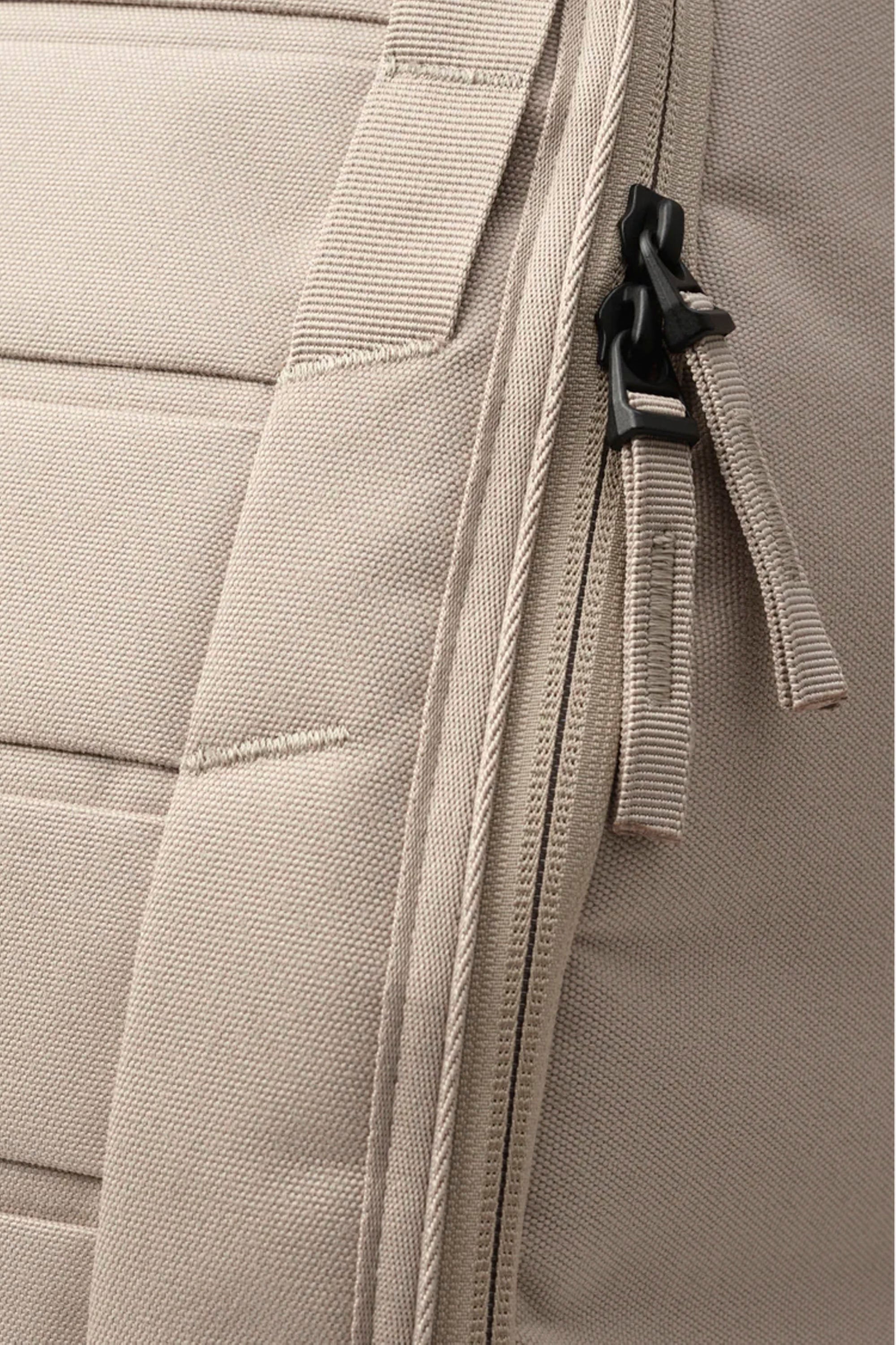 Db - HUGGER BACKPACK - 20L - FOGBOW BEIGE