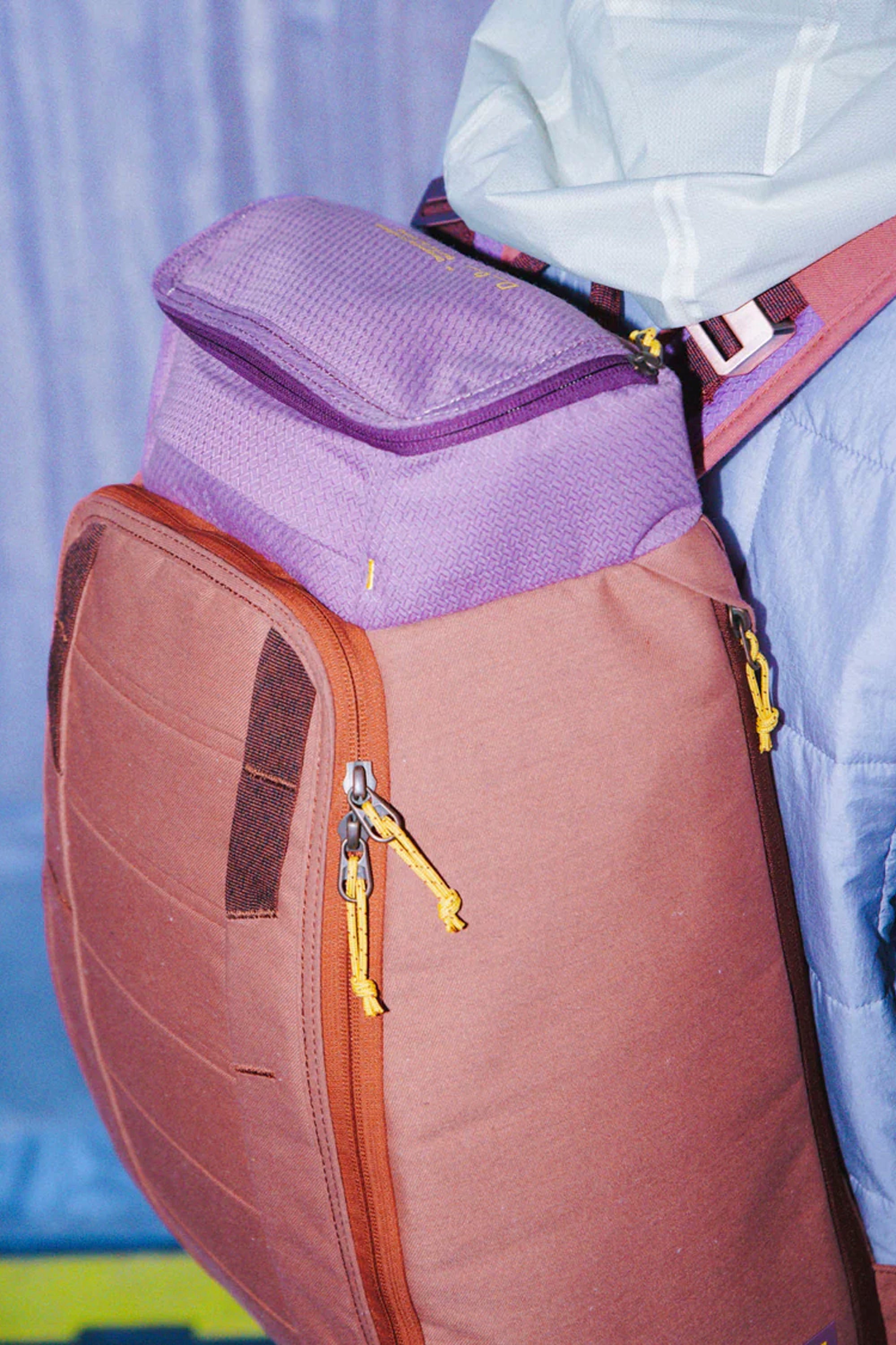 Db - HUGGER BACKPACK - 25L - SIENNA RED