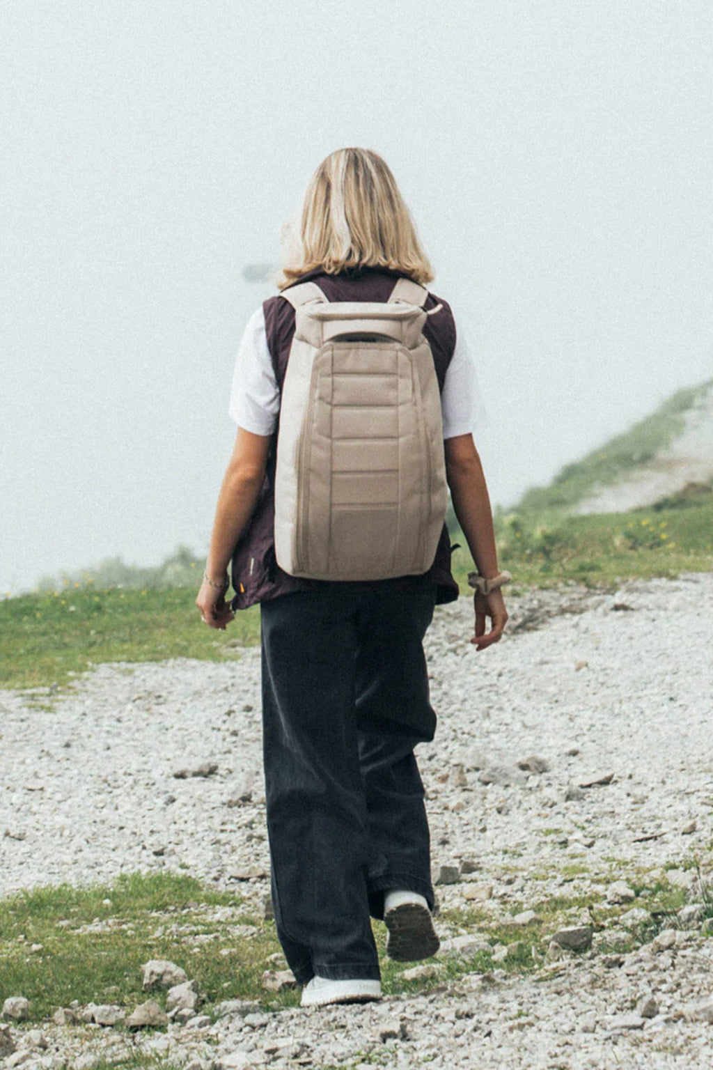 Db - HUGGER BACKPACK - 30L - FOGBOW BEIGE