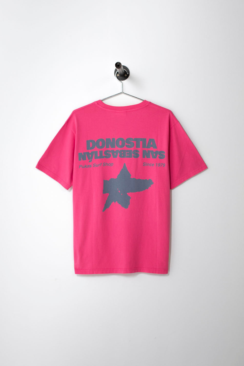 PUKAS SURF SHOP - SAN SEBASTIAN TEE - MAN - FUCHSIA