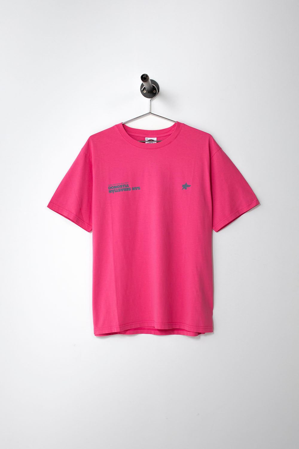 PUKAS SURF SHOP - SAN SEBASTIAN TEE - MAN - FUCHSIA