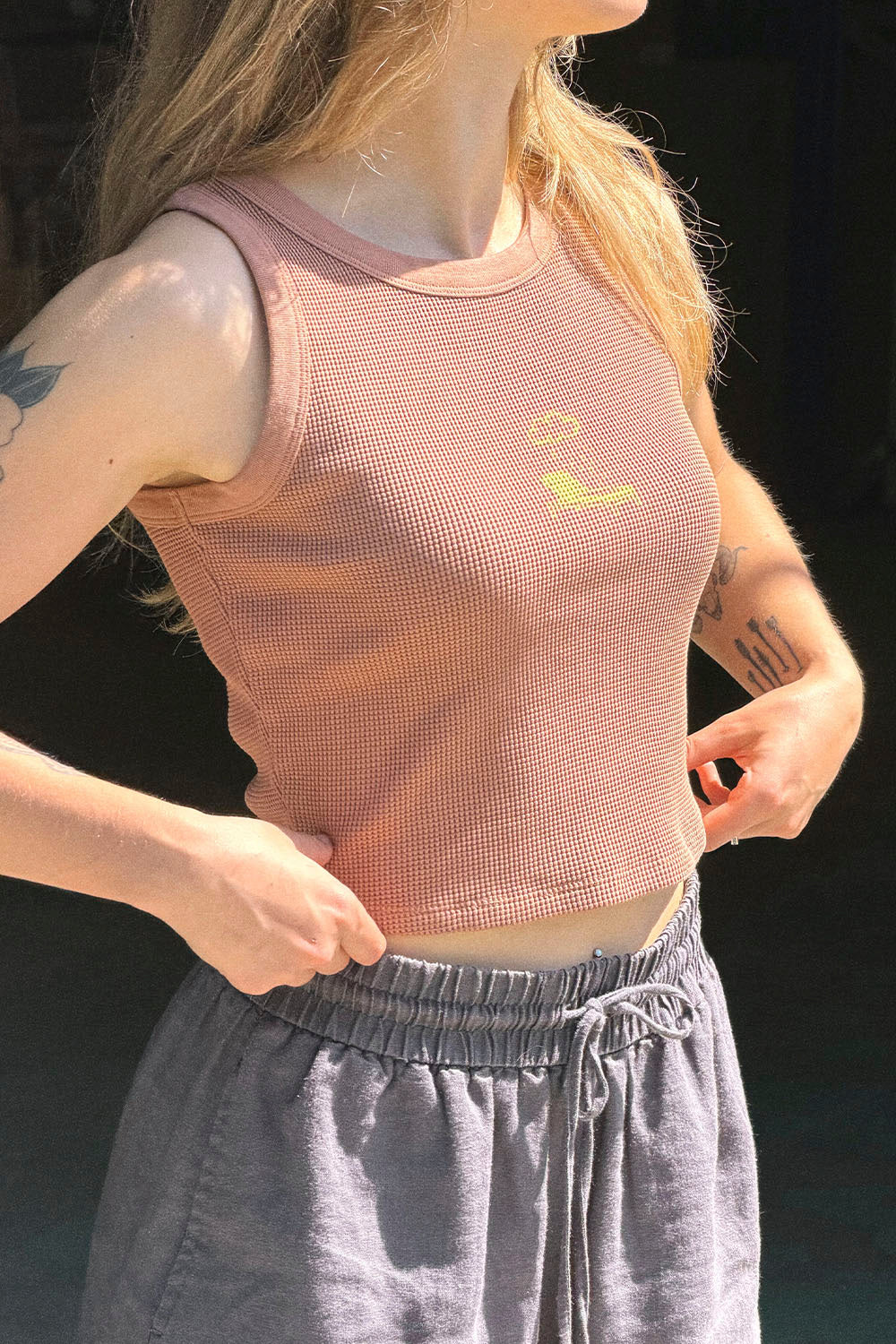 PUKAS SURF SHOP - NO DRAMA WAFFLE TANK TEE - MOCCA